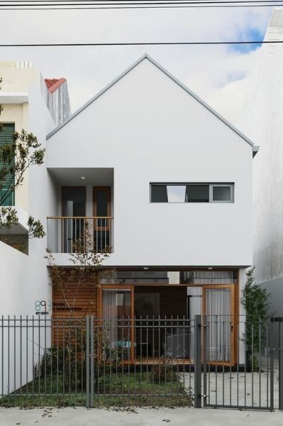 Rumah Tingkat dengan Balkon Kecil